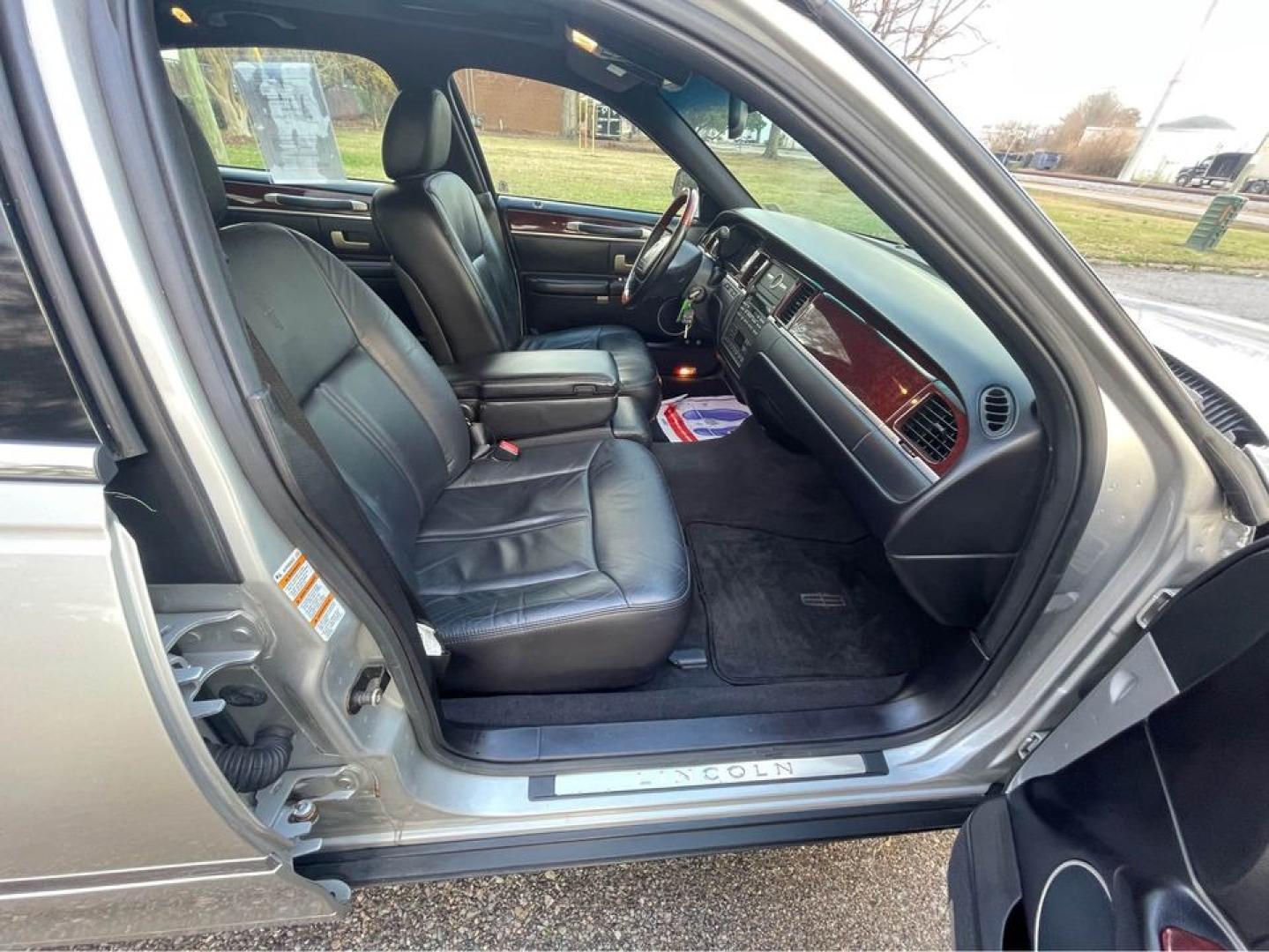 2004 Silver /Black Lincoln Town Car Ultimate (1LNHM83W84Y) with an 4.6 V8 engine, Automatic transmission, located at 5700 Curlew Drive, Norfolk, VA, 23502, (757) 455-6330, 36.841885, -76.209412 - Photo#13